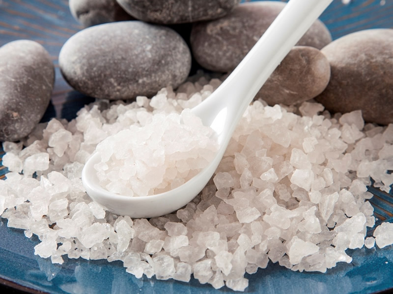 Морская соль может избавить от боли в ушах